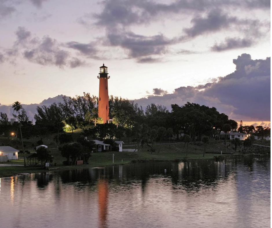 Jupiter FL Lighthouse, Jupiter Florida Lighthouse, Lighthouse, Florda wedding venue, wedding venue, wedding location, wedding photography, engagement photo, engagement photo locations, wedding spaces, wedding places how to plan an engagement photo session, lighthouses for engagement photos, couples photos,